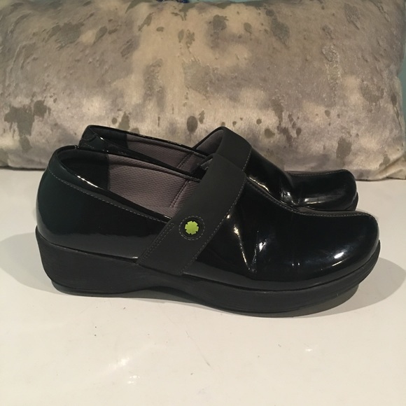 Dansko Shoes - GENTLY WORN DANSKO WORK WONDERS SHOES SIZE 10